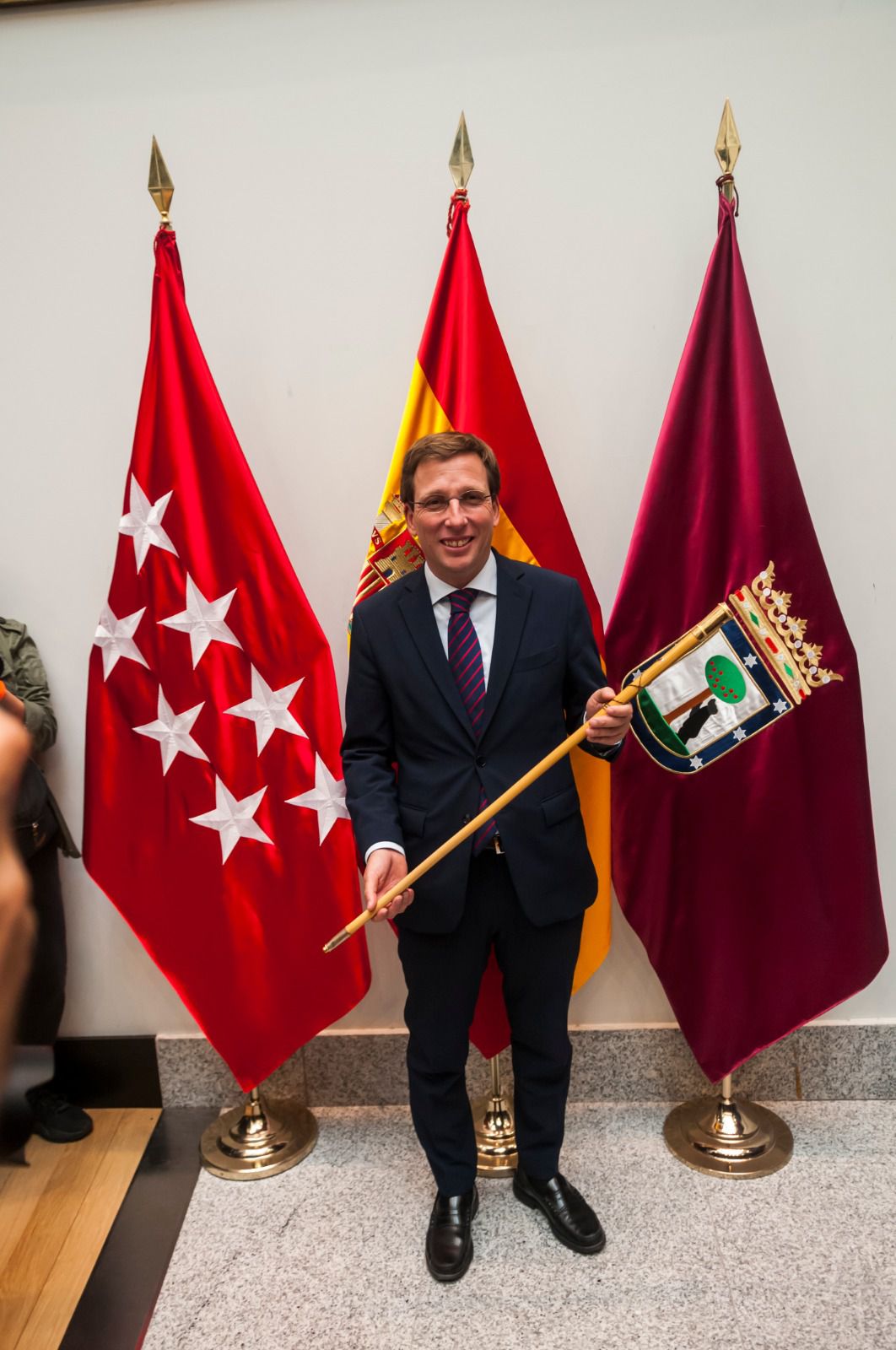 José Luis Martínez-Almeida con el bastón de mando ya como alcalde de Madrid
