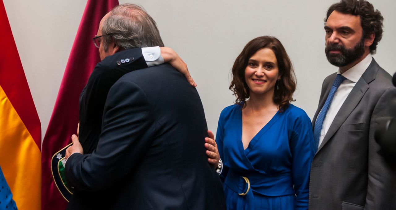 José Luis Martínez-Almeida se abraza con Ángel Gabilondo