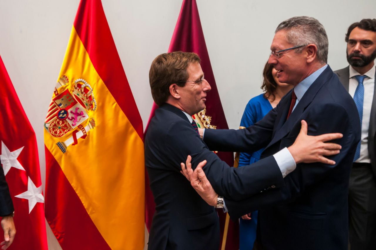 José Luis Martínez-Almeida se abraza con Gallardón