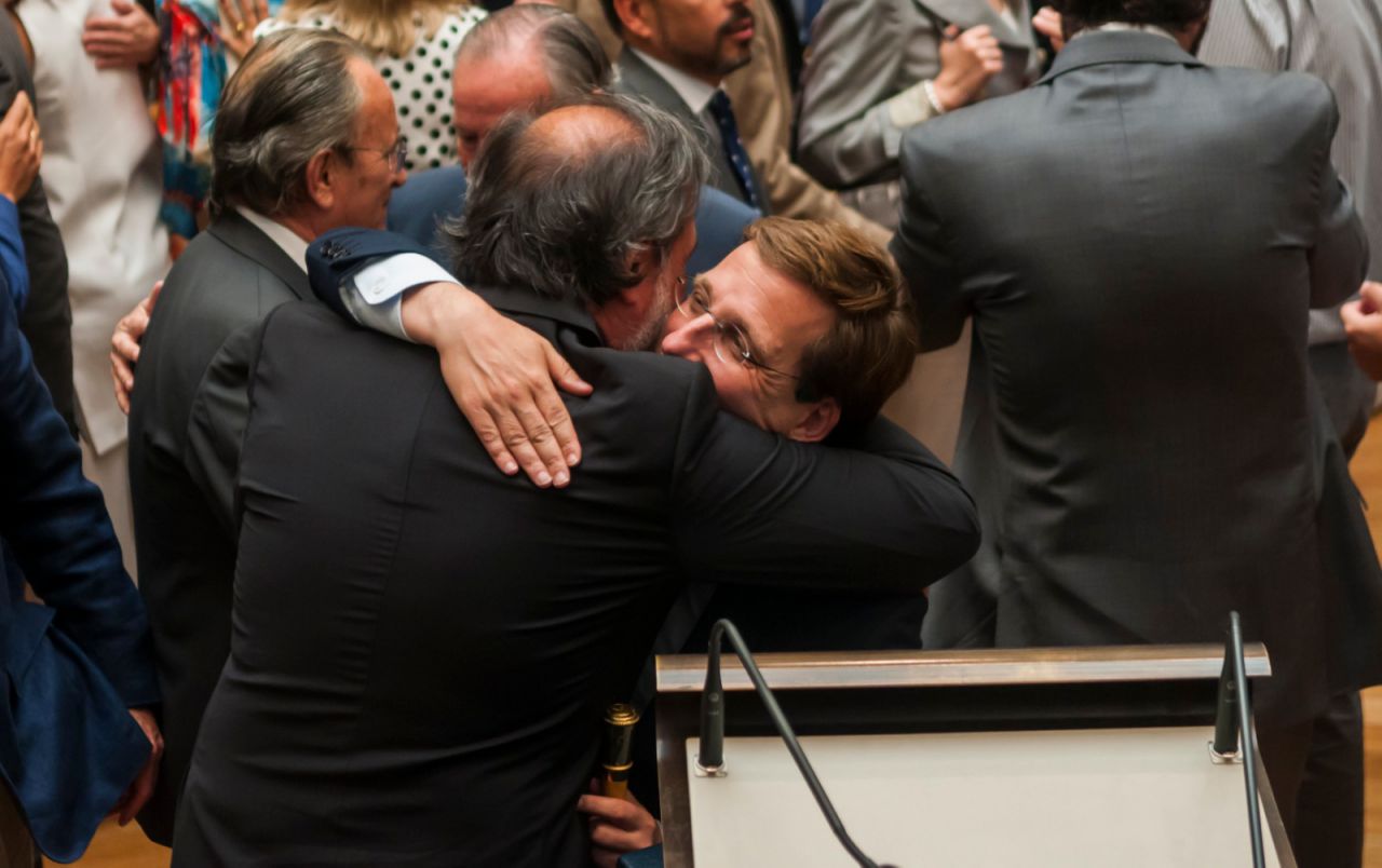 José Luis Martínez-Almeida se abraza con Pepu Hernández