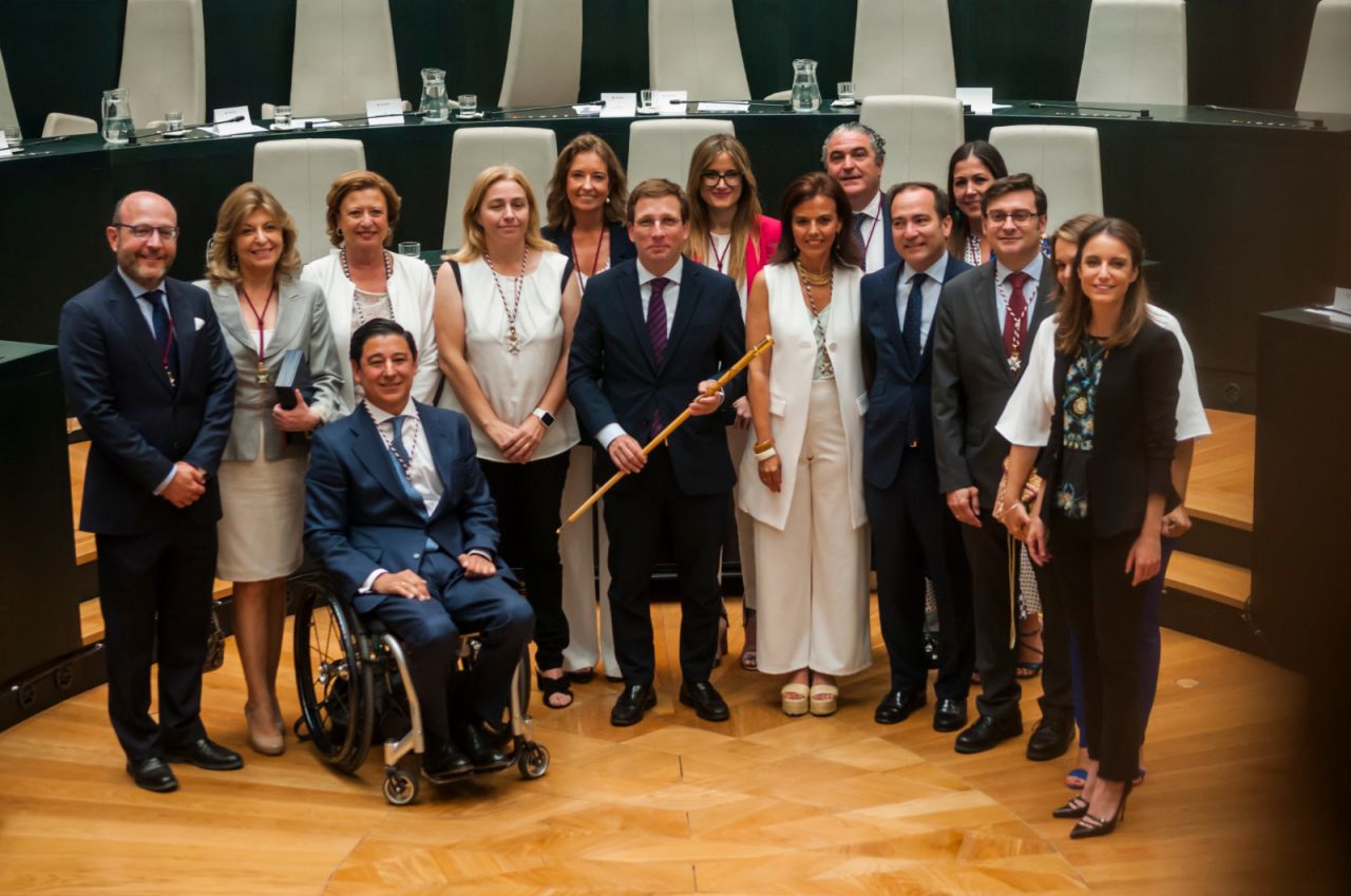 José Luis Martínez-Almeida junto a los concejales del PP