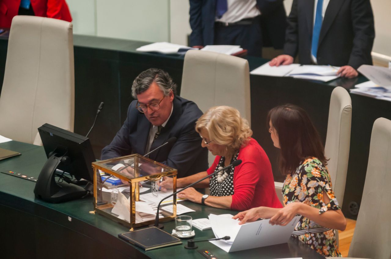 Manuela Carmena durante el recuento de votos junto a Rita Maestre
