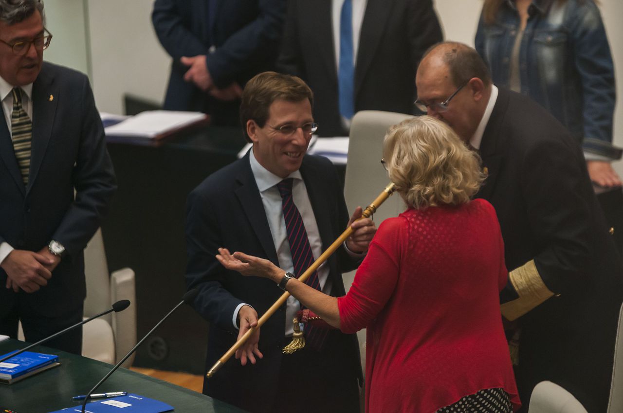 Manuela Carmena hace entrega del bastón de mando a José Luis Martínez-Almeida