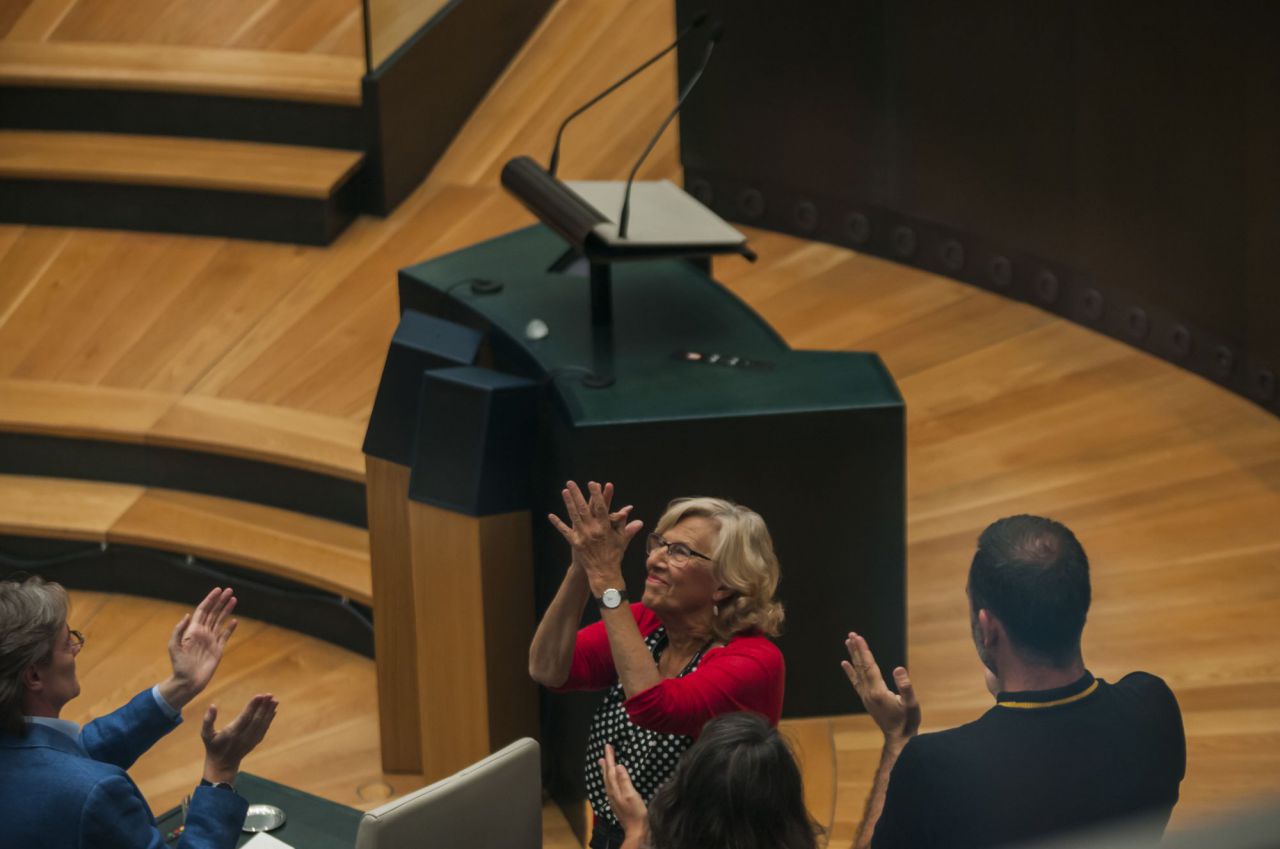 Manuela Carmena en su último Pleno como alcaldesa de Madrid es aplaudida por la bancada