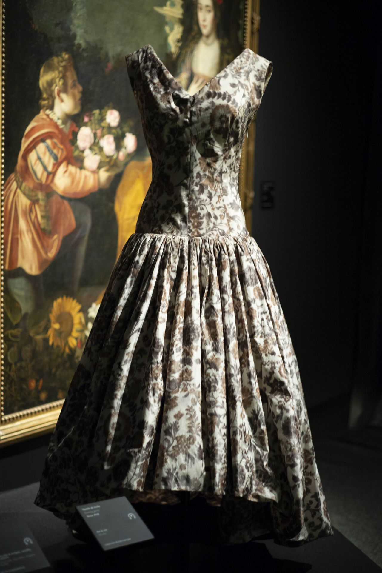 Entre ellos estarán el conservador del Museo del Traje de Madrid, Juan Gutiérrez, la directora del Museo Balenciaga de Getaria, Miren Vives, o la catedrática de Historia del Arte Moderno y Contemporáneo de la Universidad Complutense, Estrella de Diego, entre otros participantes.