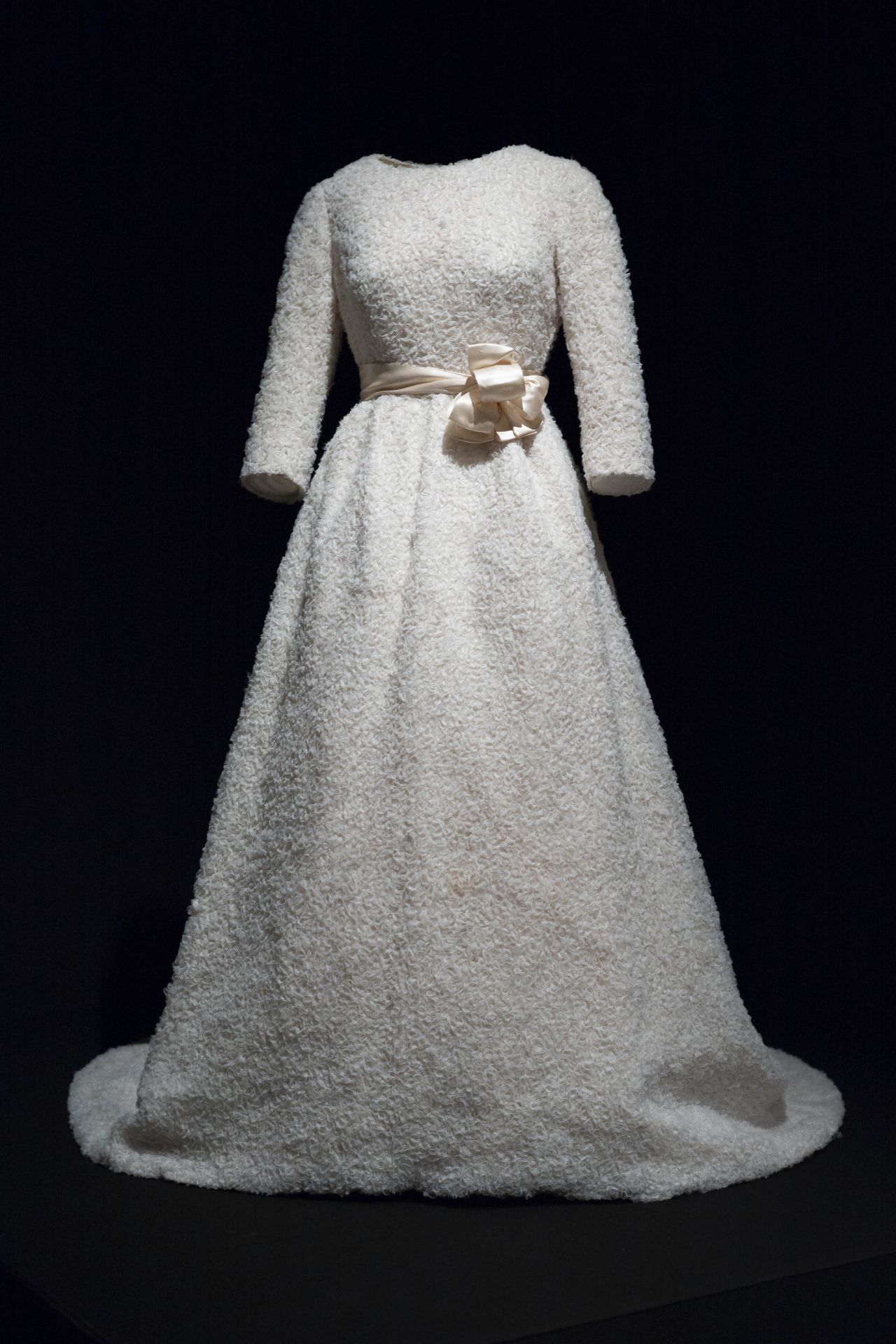 Se profundizará
en la figura del modisto y la estrecha relación de sus creaciones con la pintura española de los siglos XVI y XX.
