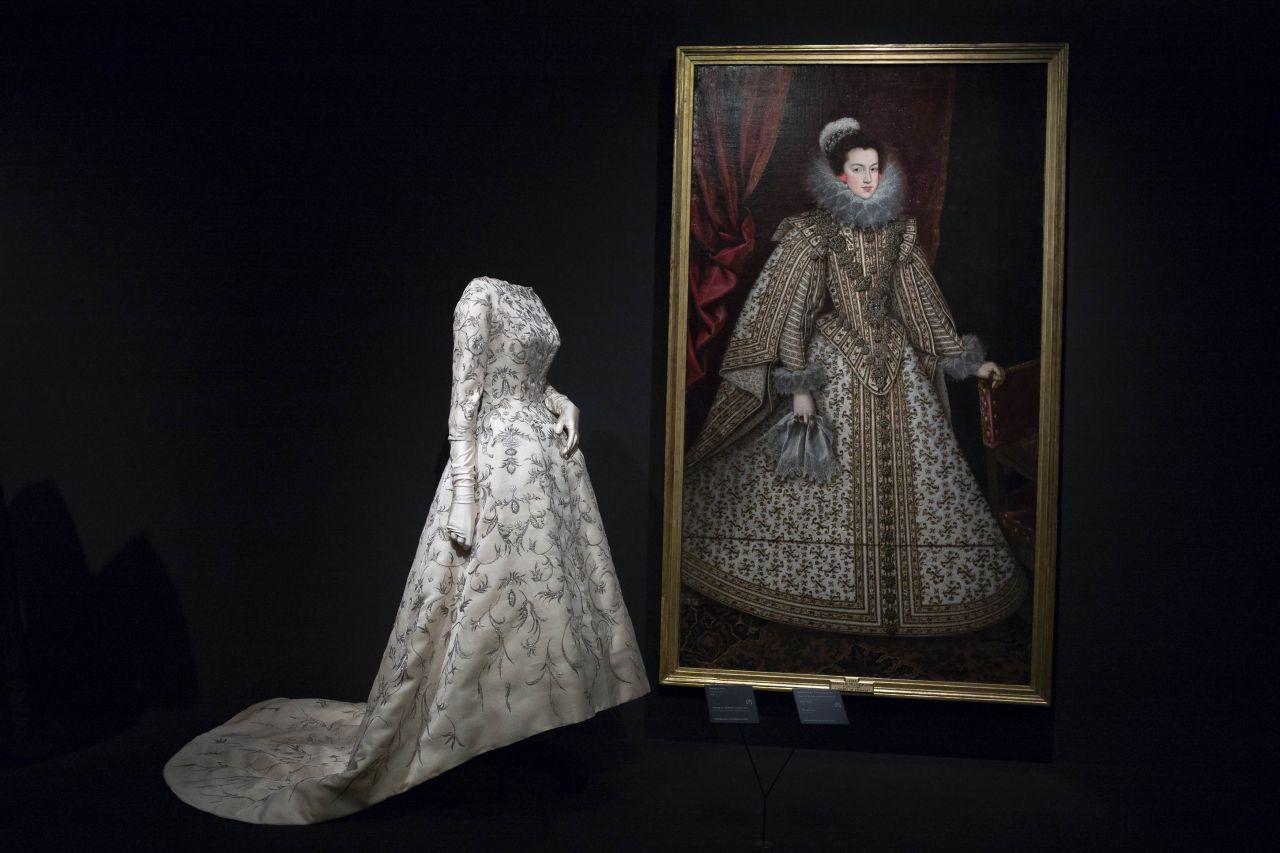 Destacan creaciones del diseñador como la línea barril, el semientallado, las faldas balón, la túnica, el vestido saco o el baby doll, para concluir en la abstracción, propia de los años 60.