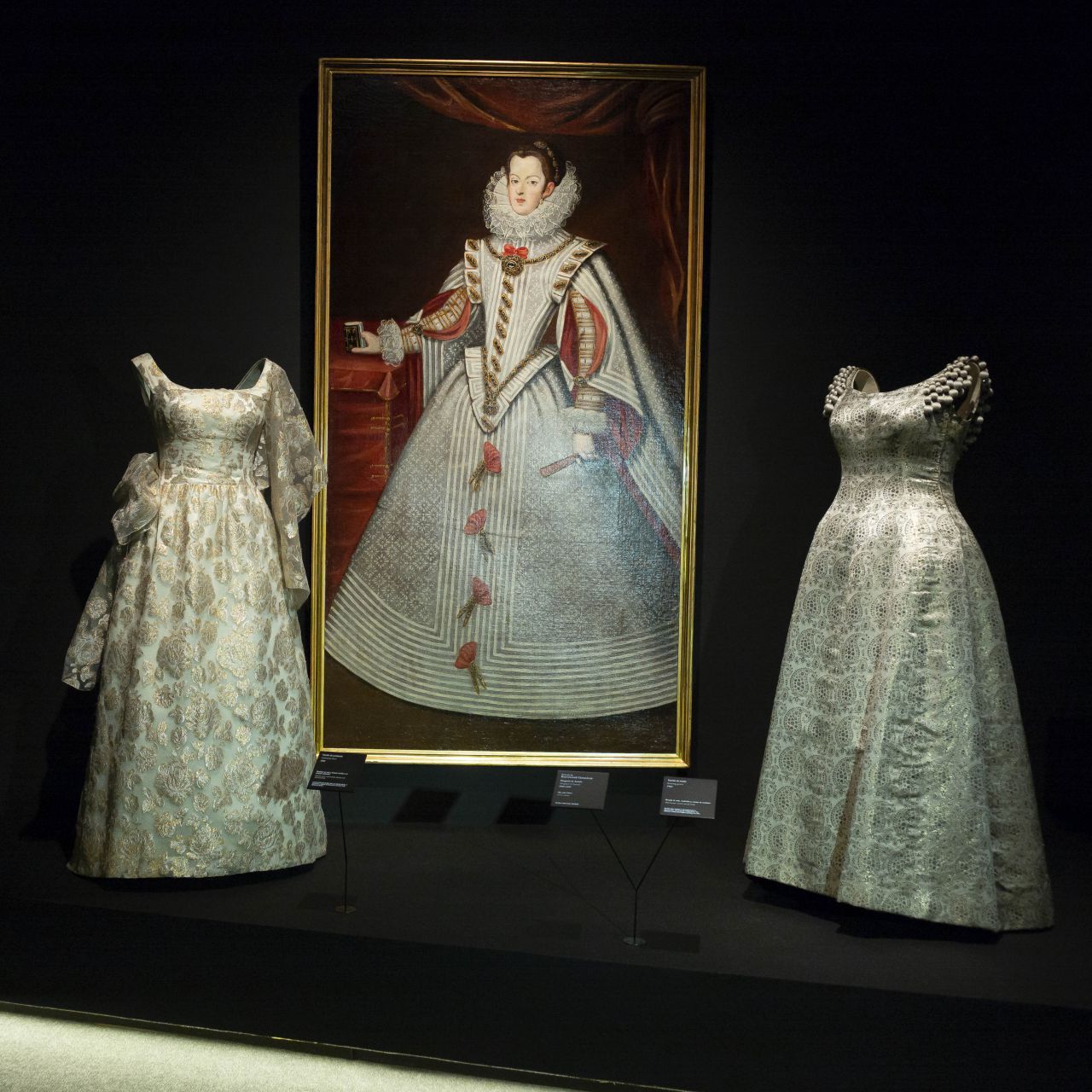 Se trata de un acercamiento a la figura de Balenciaga como 