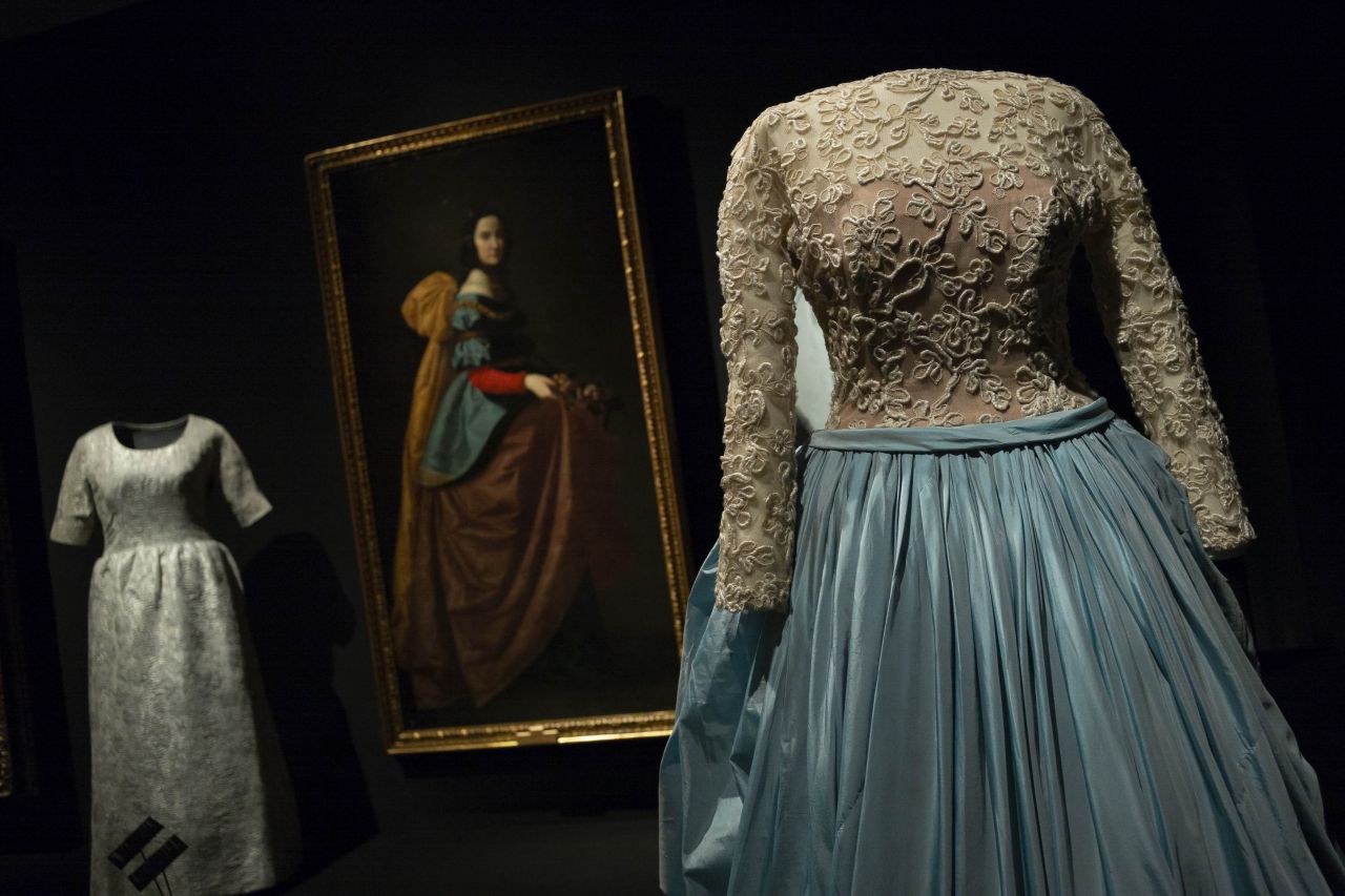 El espacio expositivo rinde homenaje al negro, uno de los colores más presentes en los diseños de Balenciaga.