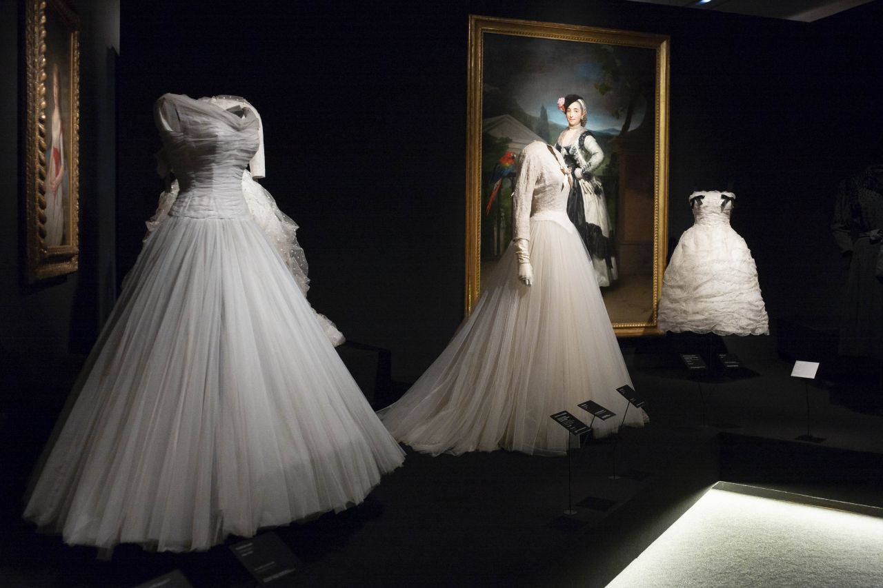 Cada una de ellas está acompañada de los vestidos vinculados a cada estilo o a cada pintor.