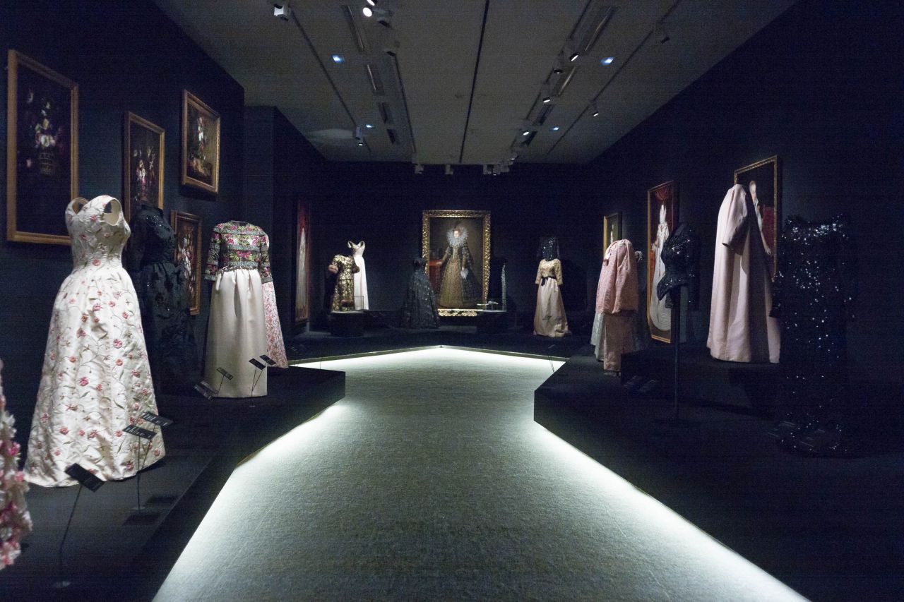 Los cuadros han sido cedidos por el Museo Nacional de El Prado, el Museo de Bellas Artes de Bilbao o el Lázaro Galdiano, así como por la Fundación BBVA, Fundación Santander y Fundación Casa de Alba y colecciones privadas como las de Abelló o Alicia Koplowitz.
