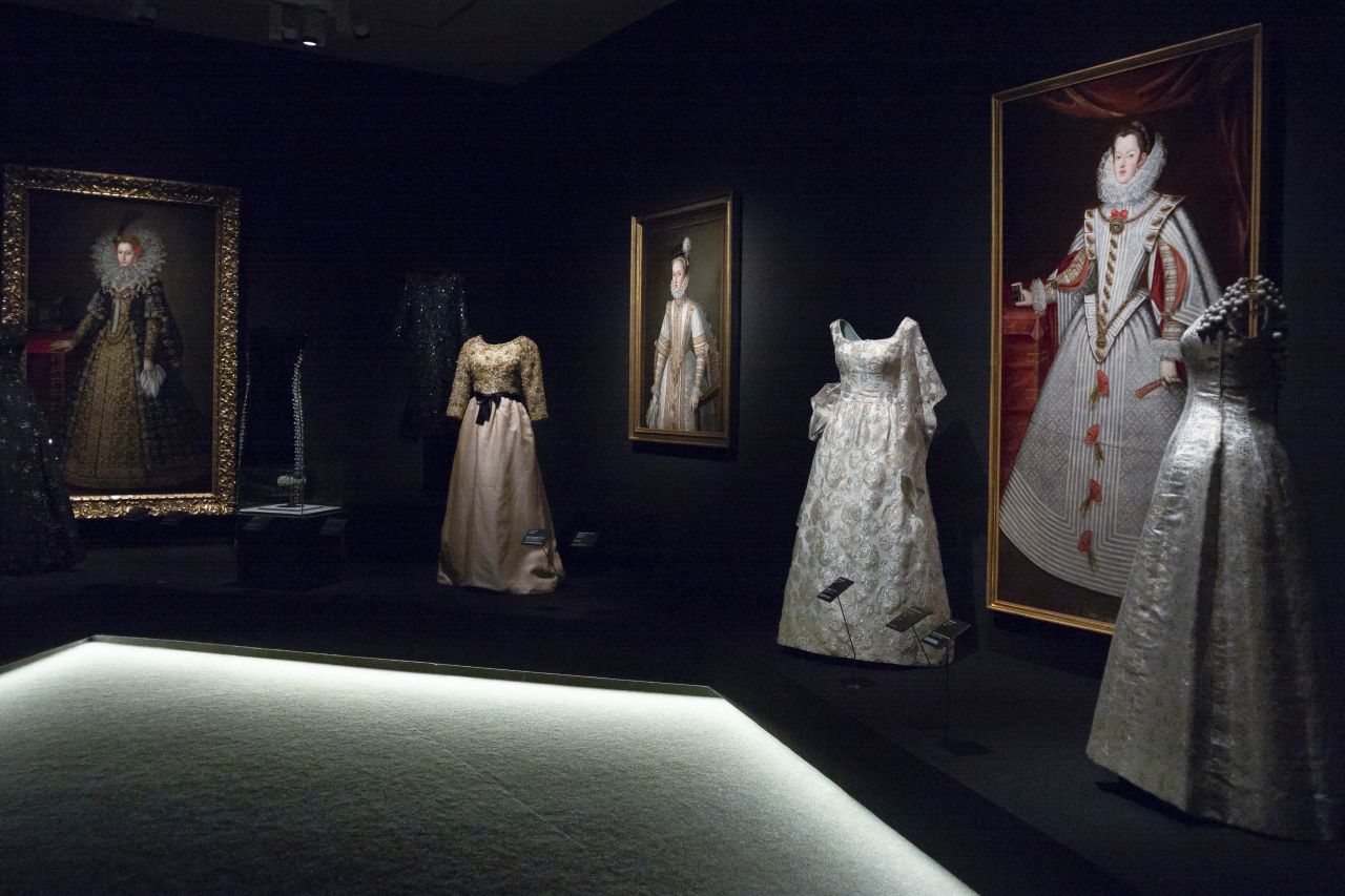 Las piezas de indumentaria proceden del Cristobal Balenciaga Museoa de Getaria, del Museo del Traje de Madrid y del Museu del Disseny de Barcelona, así como de numerosas colecciones particulares nacionales e internacionales.