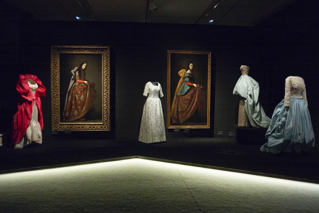 Reúne, junto a los diseños del diseñador, una selección de cuadros de pintores del arte español, como El Greco, Goya o Velázquez, entre otros, como principales fuentes de inspiración del diseñador.