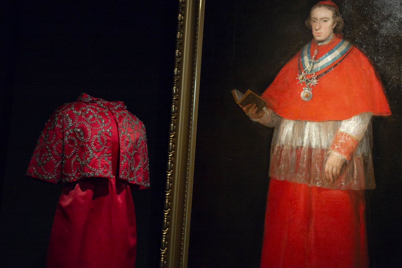 Se trata de una muestra compuesta por 55 pinturas y 90 piezas de indumentaria en la que se vincula la creación de Cristóbal Balenciaga con la tradición de la pintura española de los siglos XVI y XX.