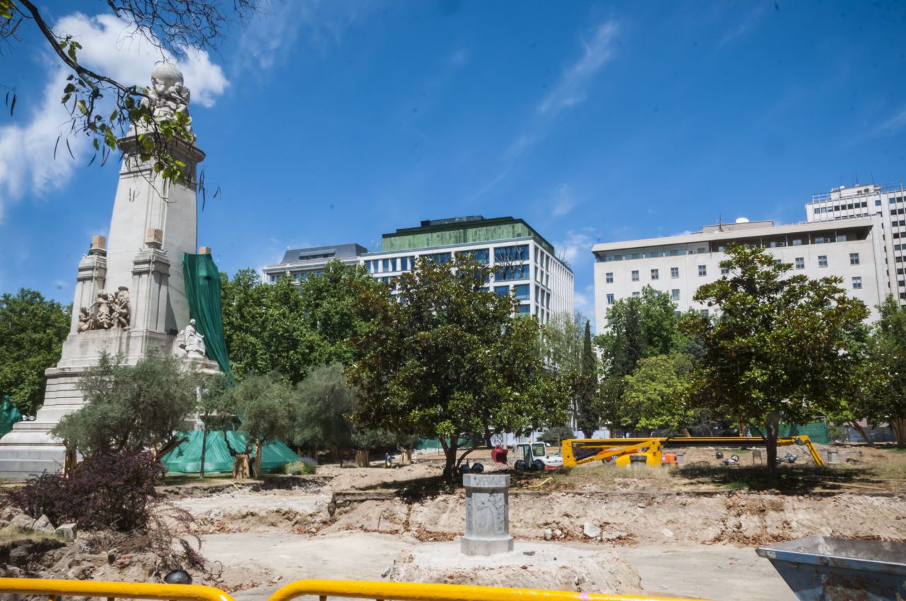 Los restos fortificados visibles se corresponden con las murallas del primer y segundo recinto de la Villa y el Madrid de los Austrias (del XV a la primera década del siglo XVIII).