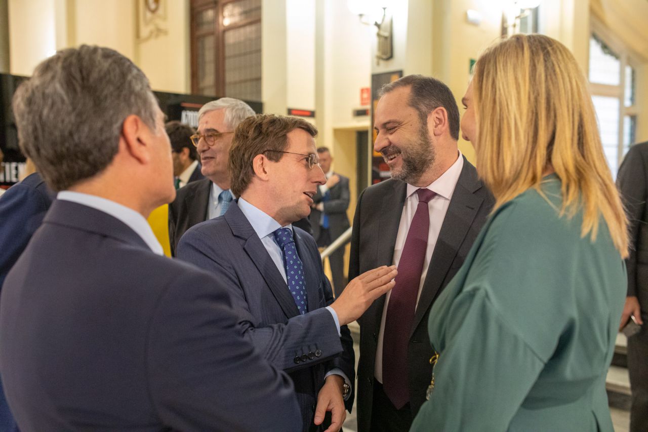 El ministro de Fomento en fucniones, José Luis Ábalos, charla con el alcalde de Madrid, José Luis Martínez Almeida, durante la exposición.