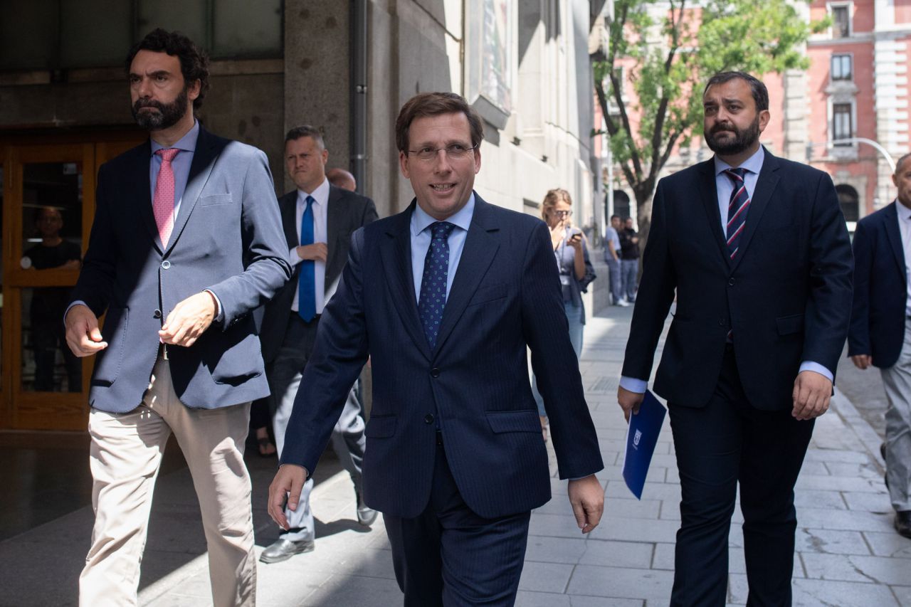 José Luis Martínez Almeida a su llegada a la exposición.