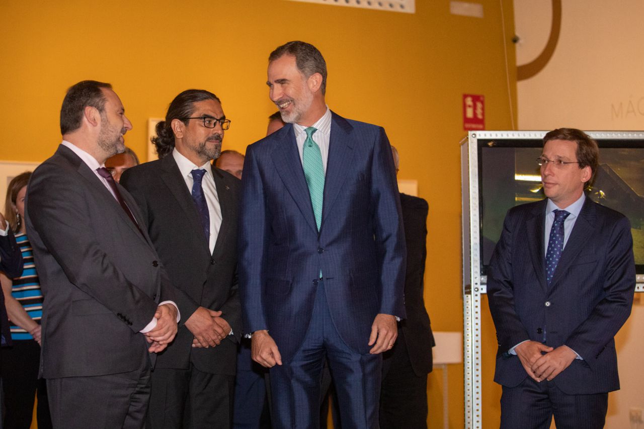 El Rey Felipe VI habla con el ministro de Fomento en funciones, José Luis Ábalos.