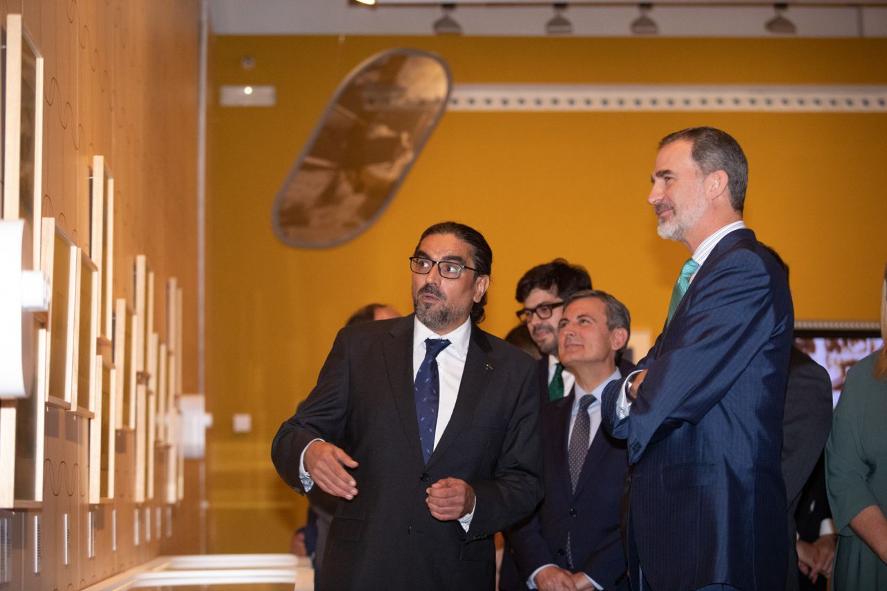 Su Majestad el Rey Felipe VI durante la inauguración de la exposición.