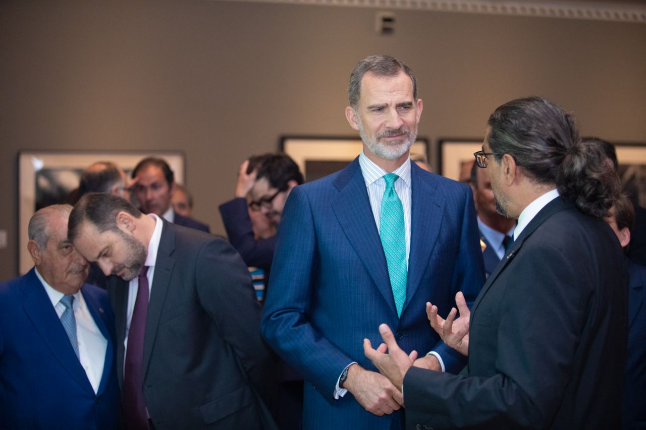 El Rey Felipe VI durante el recorrido de la exposición.