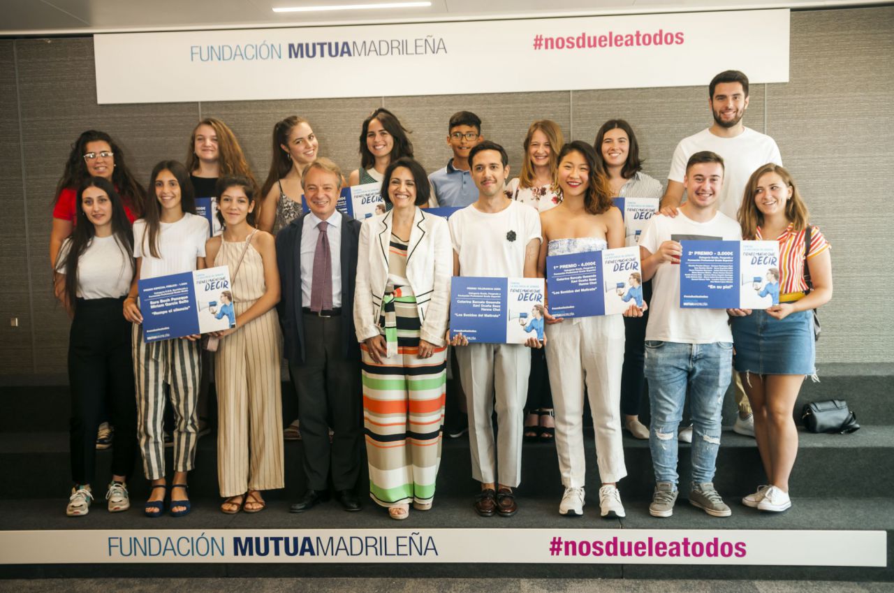 La delegada del Gobierno para la Violencia
de Género, Rebeca Palomo, y el director general de la Fundación Mutua Madrileña, Lorenzo Cooklin, junto a todos los alumnos premiados.