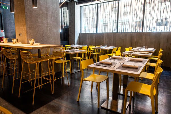 Mesas bajas con ventana al fondo, La Tajada