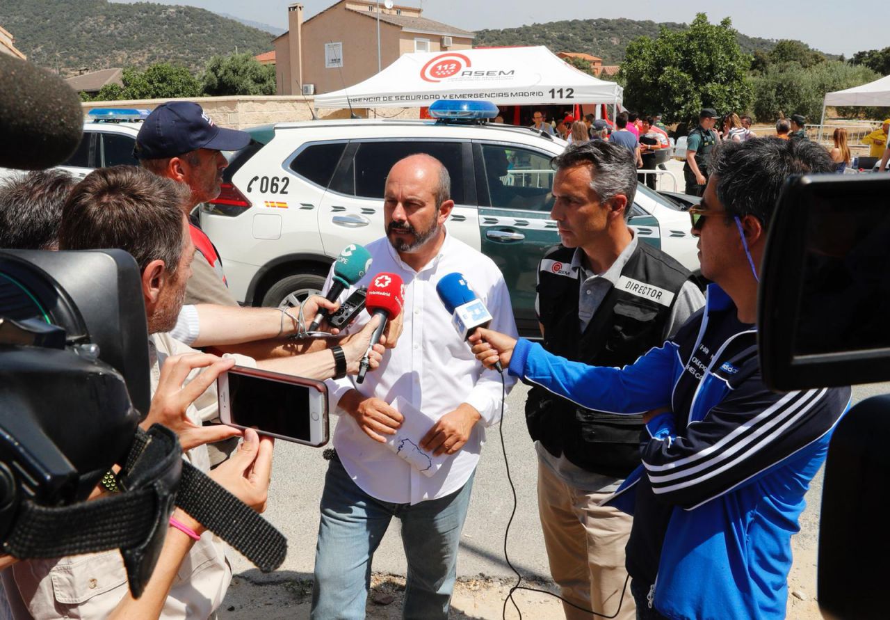 Pedro Rollán atiende a los medios para dar las últimas informaciones acerca del incendio.
