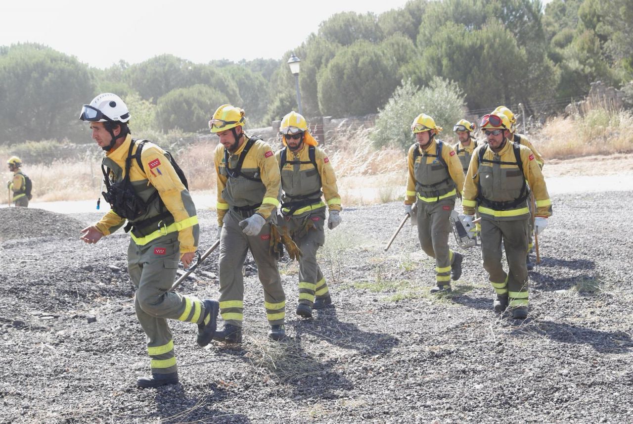 Los bomberos avanzan a pie para sofocar los focos del incendio.
