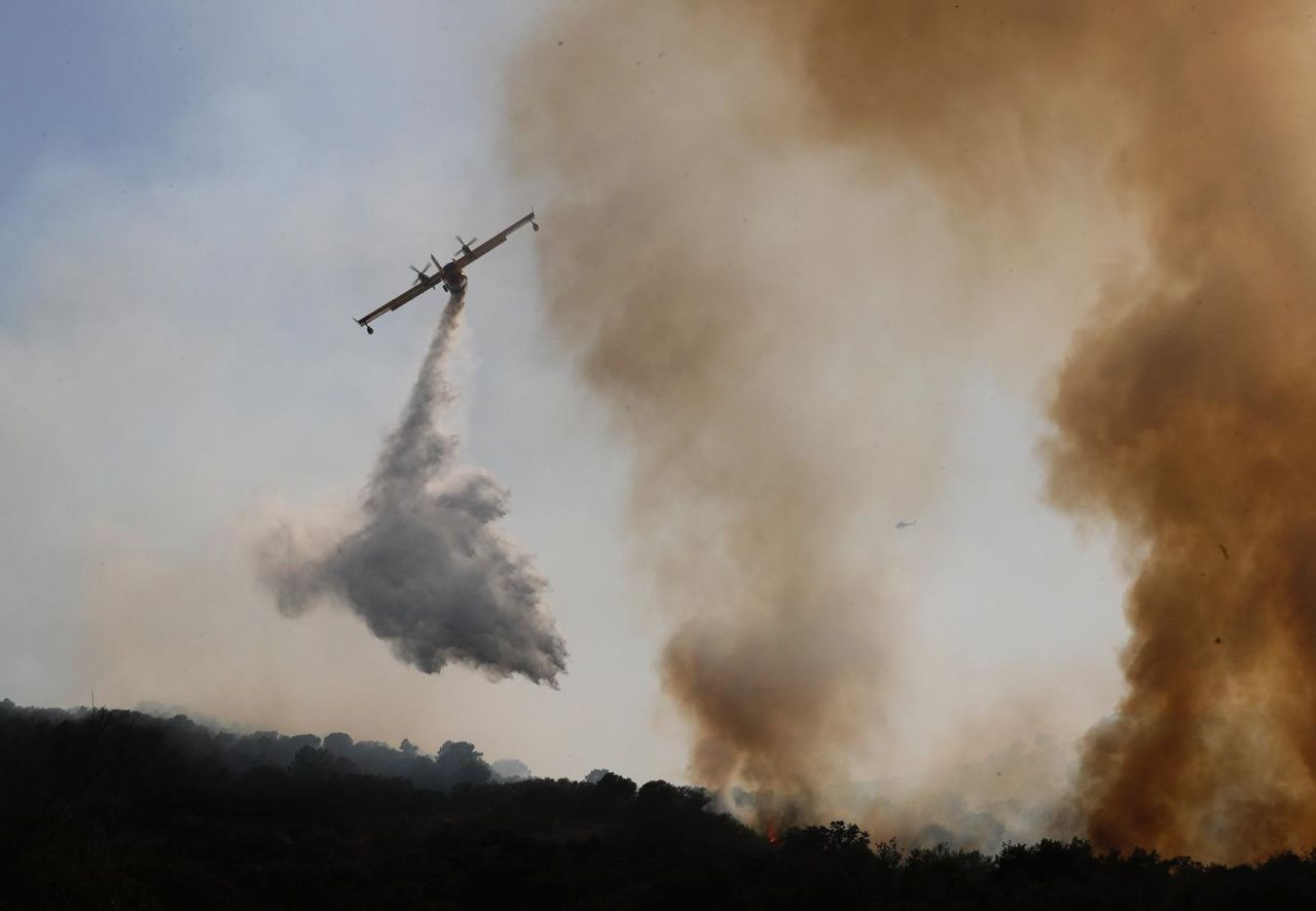 Mediante el uso de aviones, se intenta combatir el fuego en zonas más complicadas.