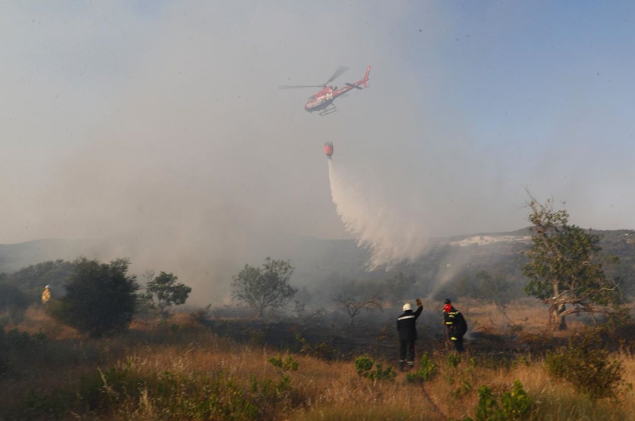 Mediante helicópteros, se traslada agua a zonas concretas.