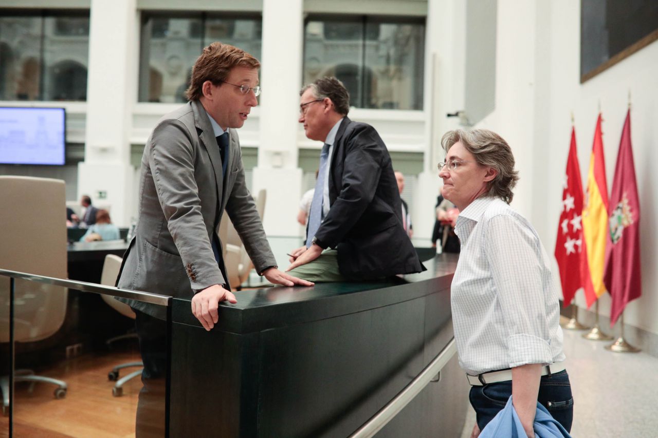 José Luis Martínez-Almeida, alcalde de Madrid, charla con Marta Higueras, concejala de Más Madrid.