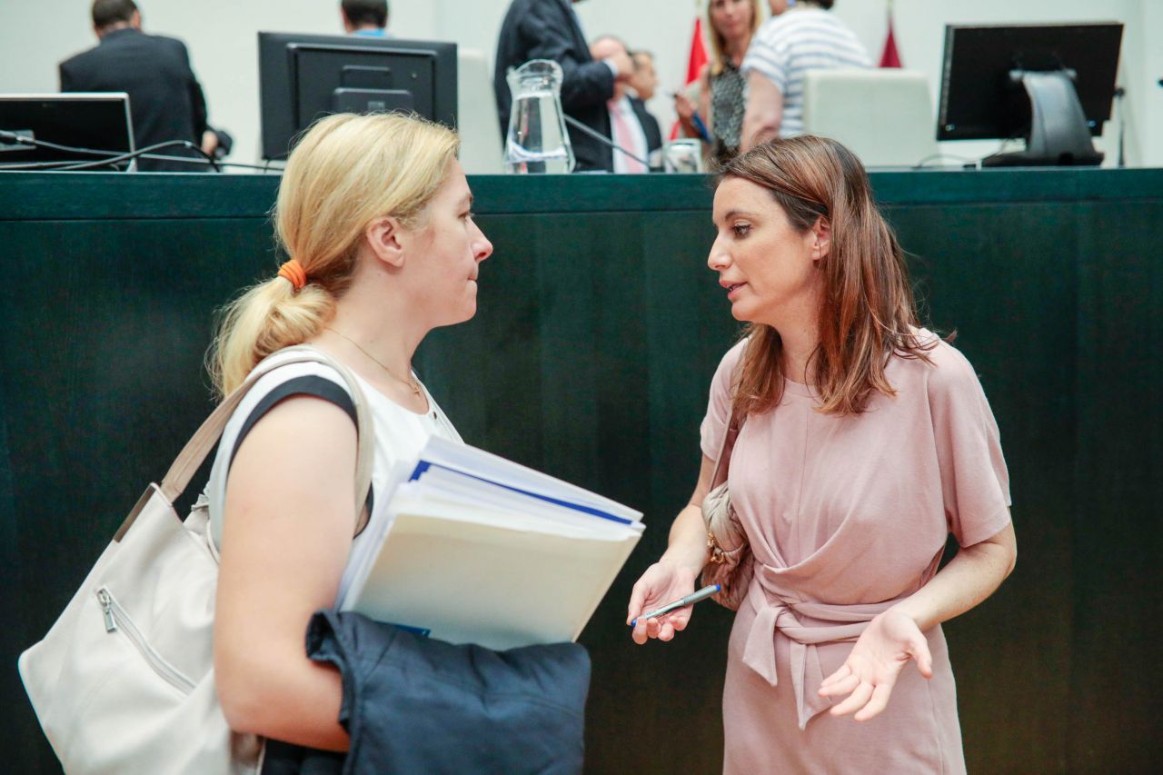 Inmaculada Sanz charla con Andrea Levy.