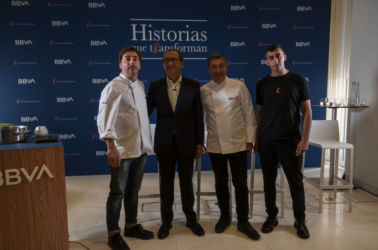 En la presentación también han participado Juan Carlos Hidalgo, director de la Territorial Centro de BBVA, y Ricardo Garrido, uno de los estudiantes de hostelería que disfrutó de una beca en el restaurante de los Roca el año pasado. 
