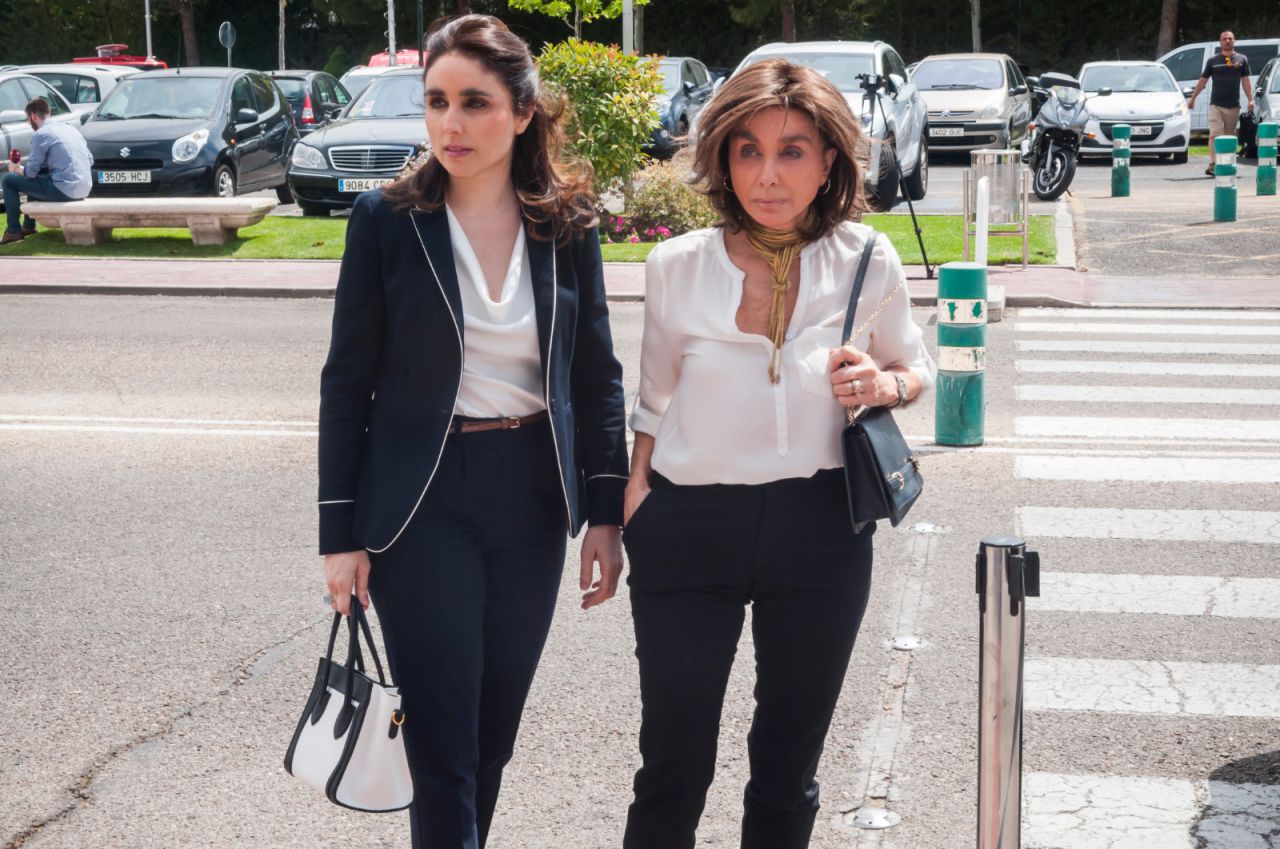 Paloma Segrelles junto a su hija. 