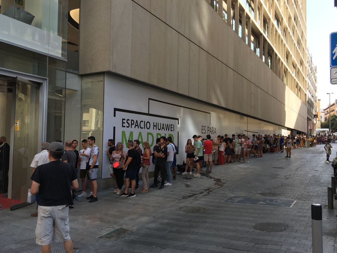 Una gran cantidad de gente, congregada antes de la inauguración.