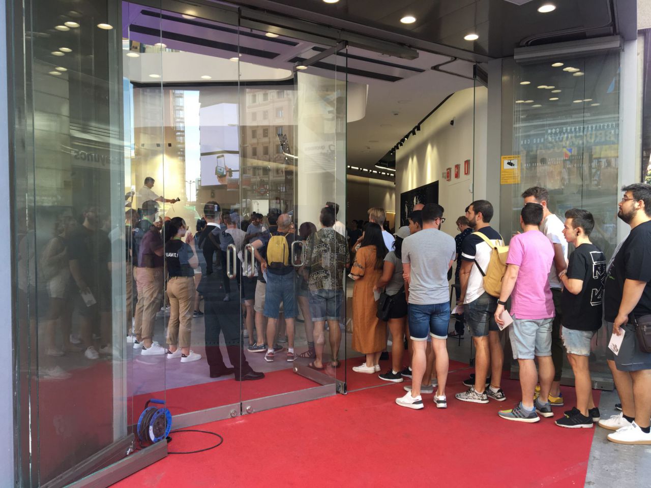 Más de 150 personas han entrado en la tienda en los primeros minutos de la apertura.