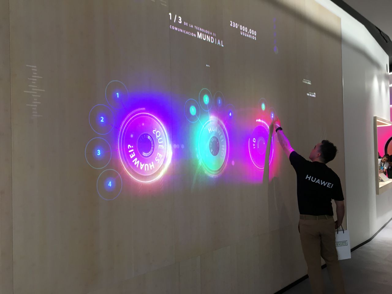 Una de las actividades de la tienda, con un panel proyectado interactivo.