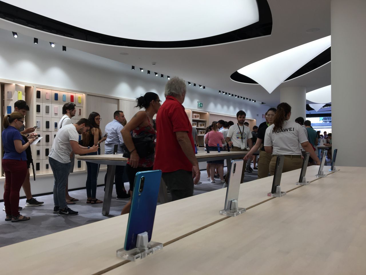 Móviles de la marca, expuestos en la zona de tienda.