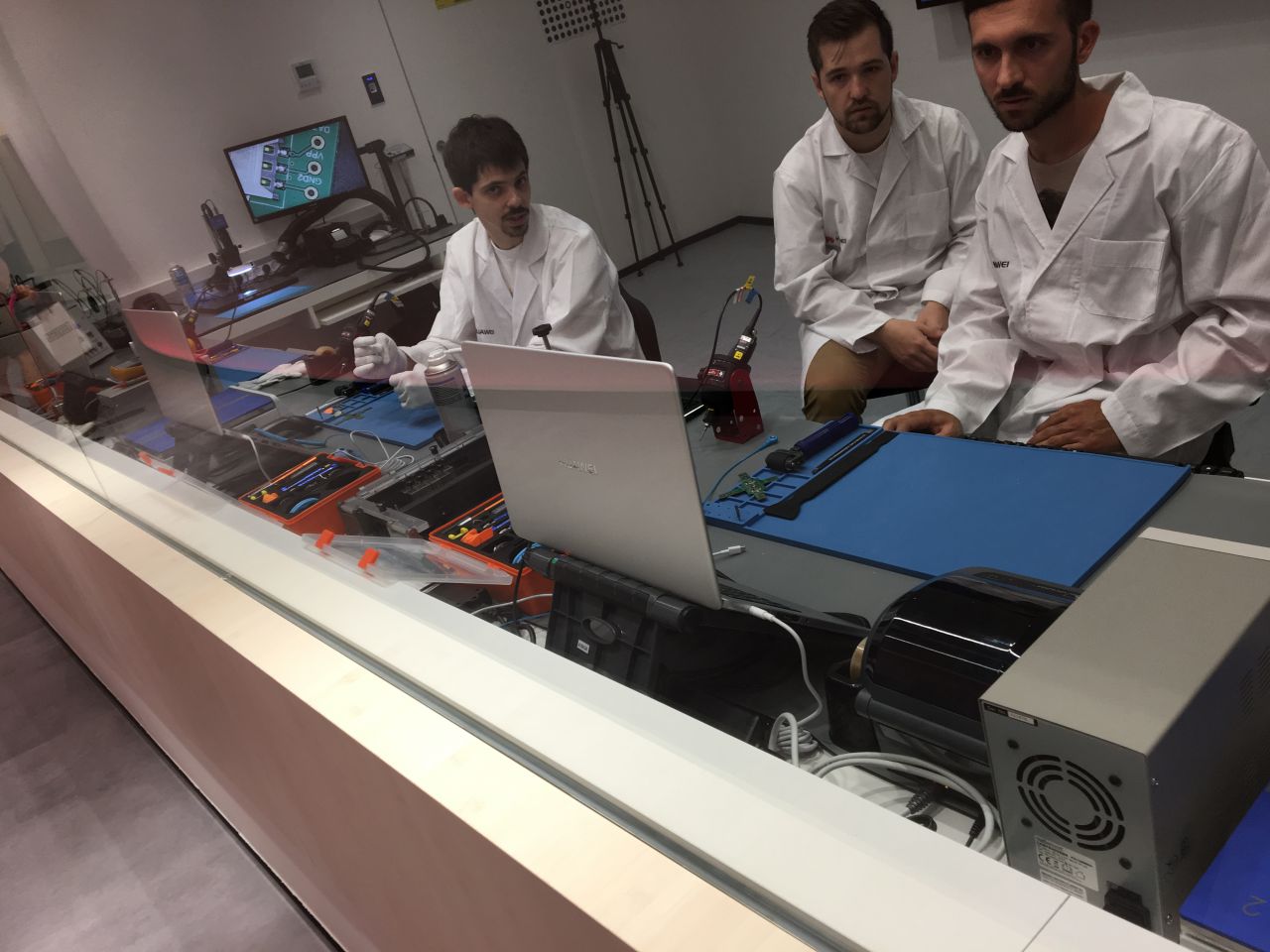 La sección del servicio técnico, con un ventanal para observar el trabajo que realizan.