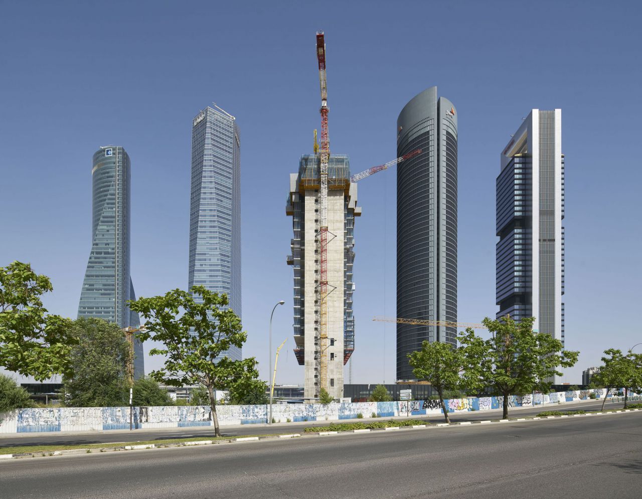 Construcción de la Torre Caleido, junto a las Cuatro Torres.