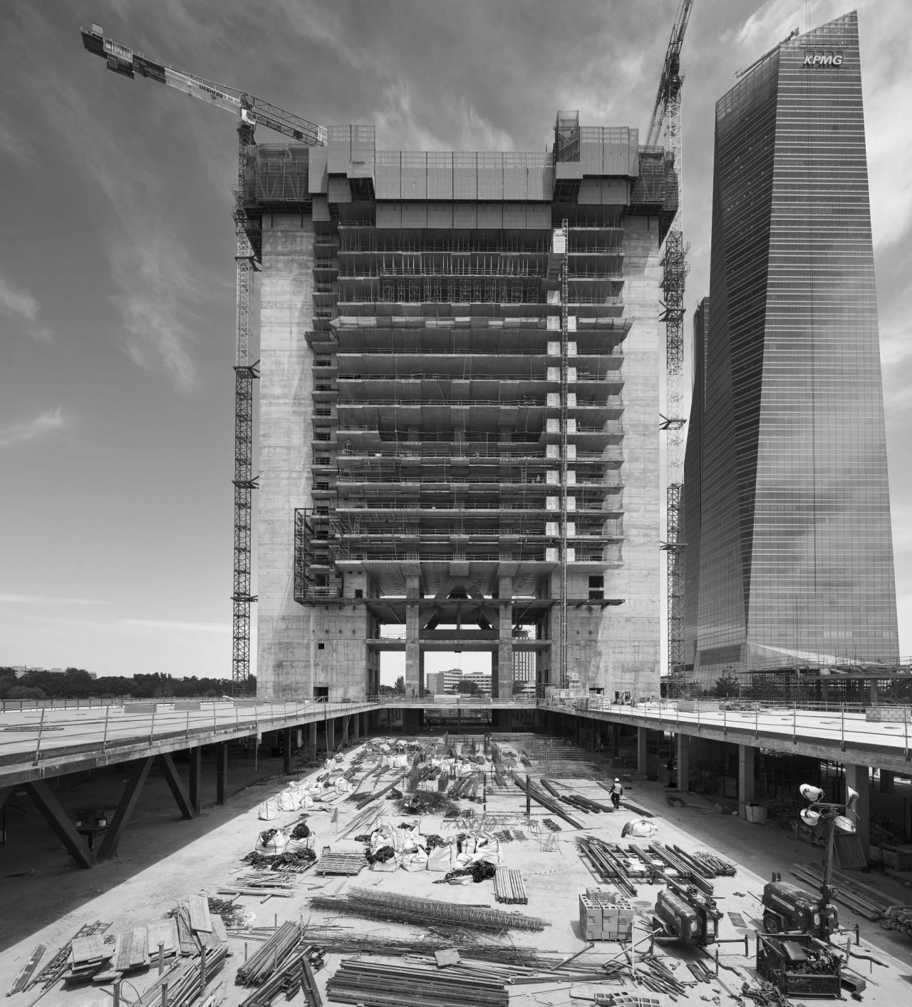 La Torre Caleido, aún en construcción, ya deja ver su forma.