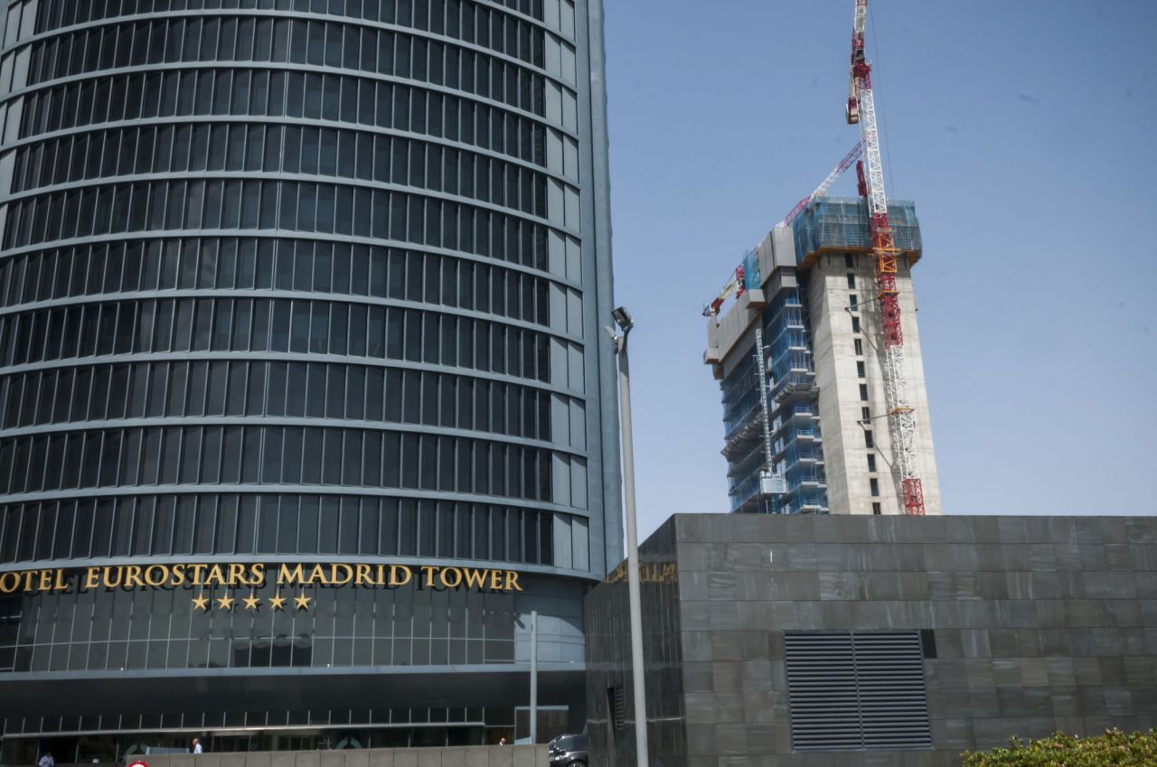 La torre, tras el hotel de la torre PwC.