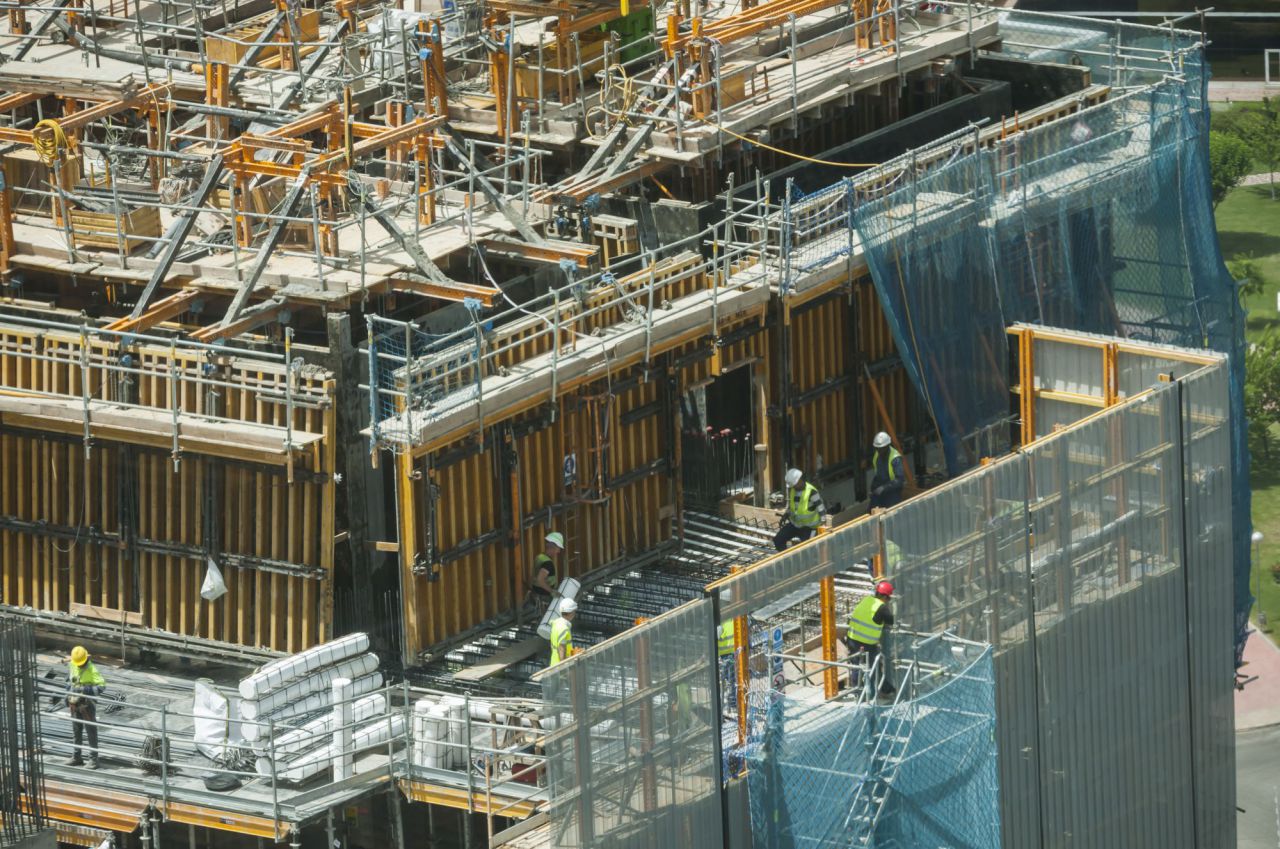 Obreros trabajando en la torre.
