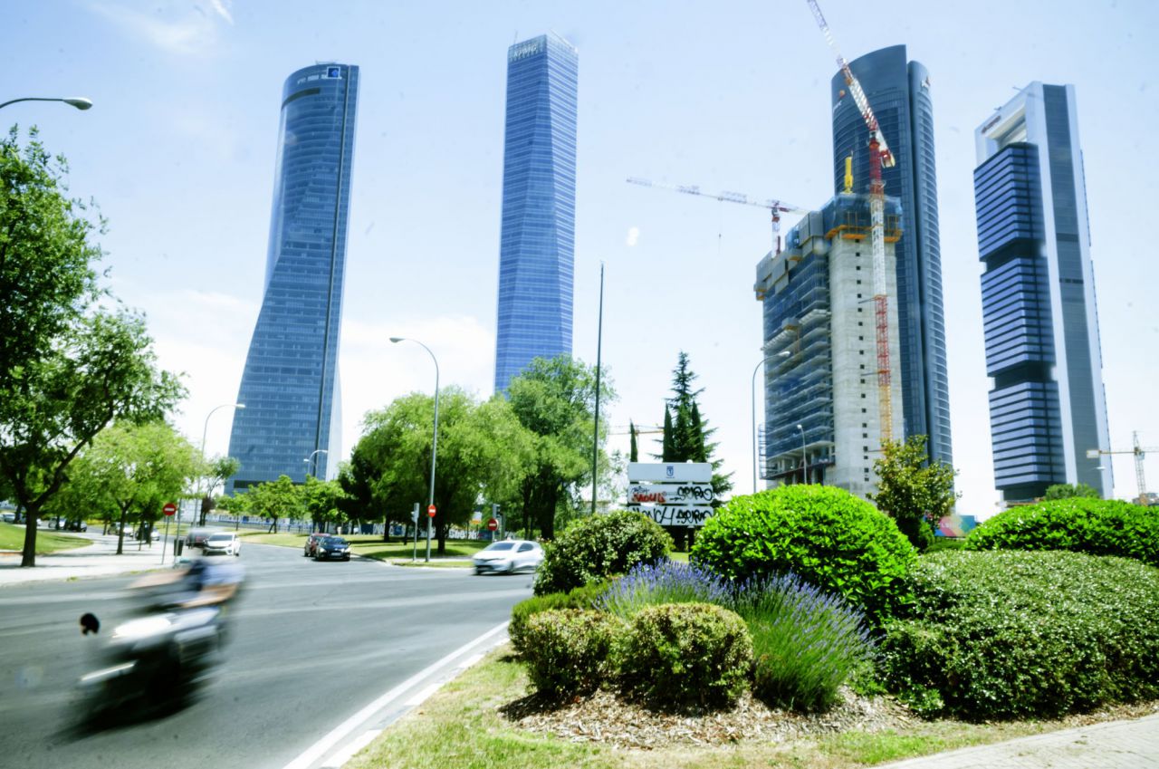 Construcción de la Torre Caleido, junto a las Cuatro Torres.