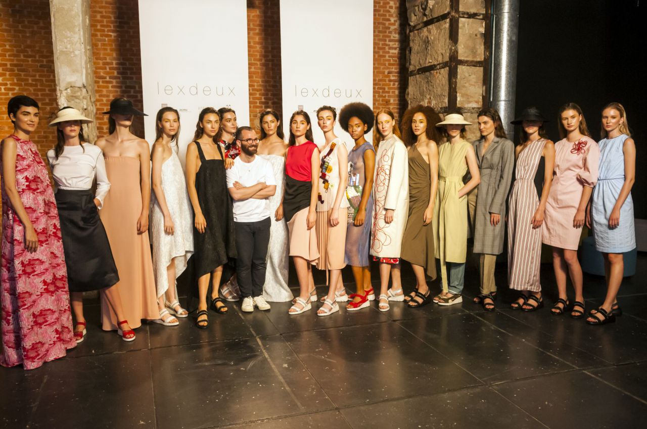 El diseñador Lexdeux, con las modelos que lucieron los diseños de su nueva colección en el Matadero de Madrid. 