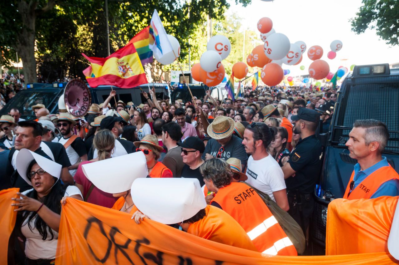 La comitiva de Ciudadanos en el Orgullo es increpada por los manifestantes.