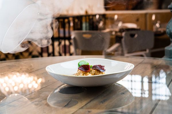 Albóndiga guisada de rabo de toro con puré especiado de patata