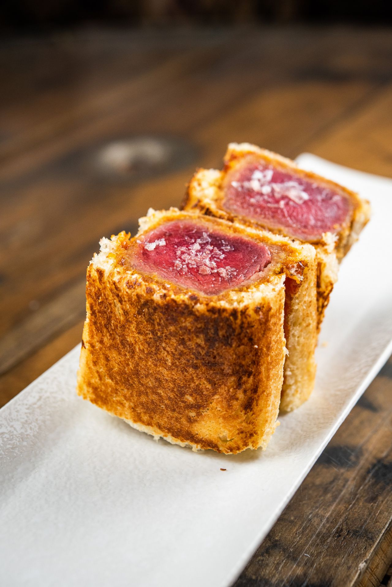 Bocadillo japonés de solomillo de ternera con salsa tonkatsu