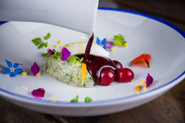 Gazpacho de cereza con tartar de langostinos y helado de jengibre