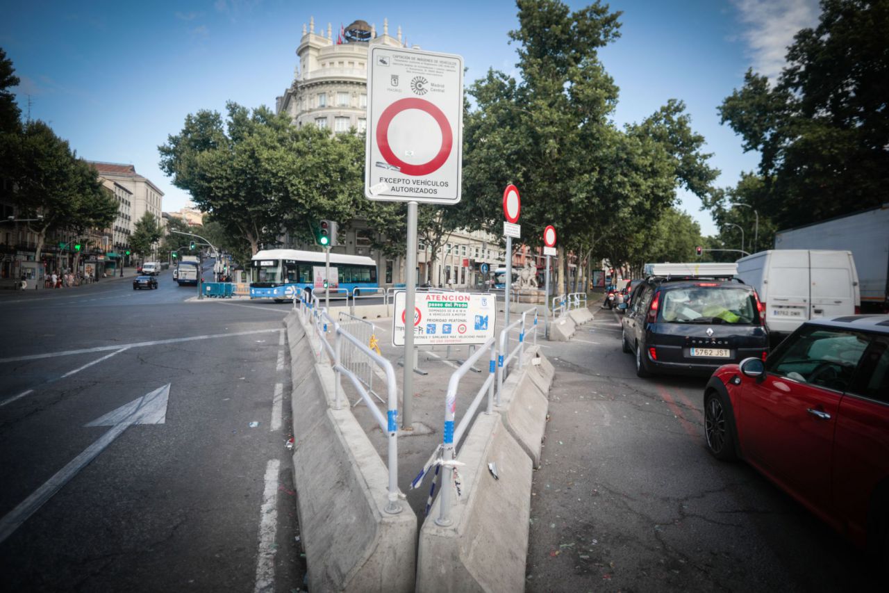 Carteles de prohibición del tráfico no autorizado a entrar en Madrid Central en la glorieta de Carlos V.